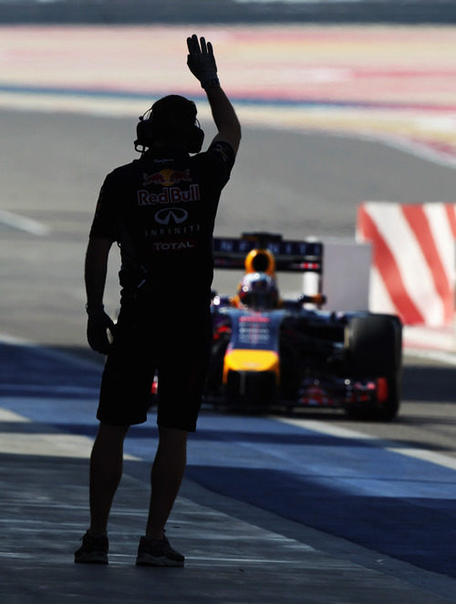 Daniel Ricciardo vuelve a boxes