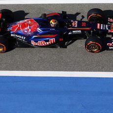 El Toro Rosso STR9 rueda en Baréin