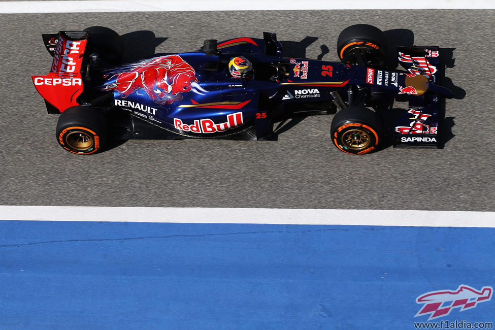 El Toro Rosso STR9 rueda en Baréin