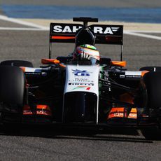 Checo Pérez lidia con el VJM07 en Baréin