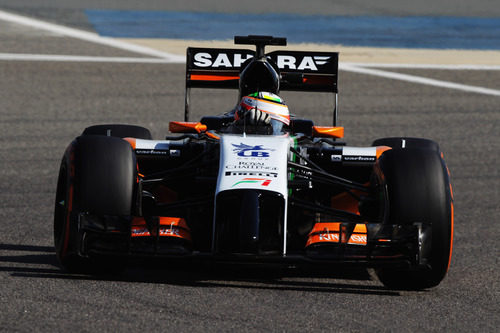 Checo Pérez lidia con el VJM07 en Baréin