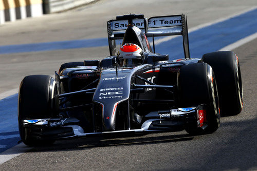 Adrian Sutil rueda por la calle de boxes