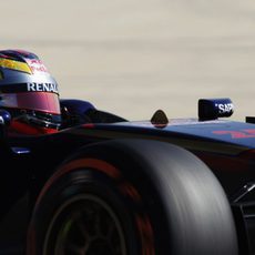 Primer plano de Vergne en su STR9