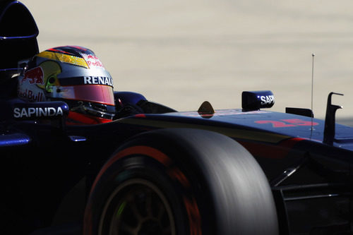 Primer plano de Vergne en su STR9