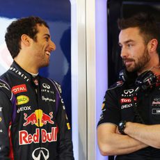 Daniel Ricciardo sonríe con sus nuevos compañeros de equipo
