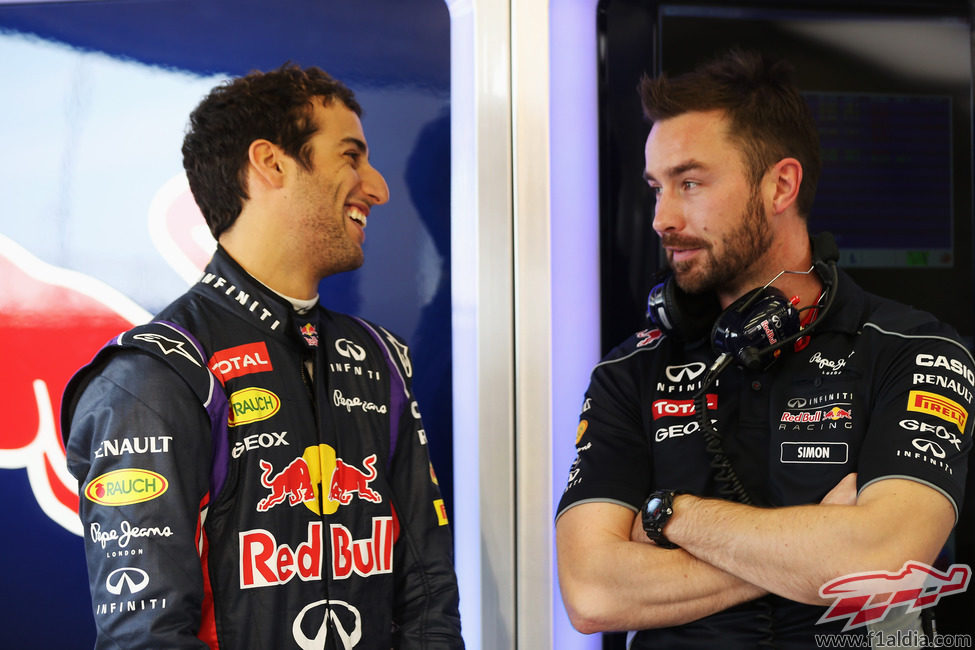 Daniel Ricciardo sonríe con sus nuevos compañeros de equipo