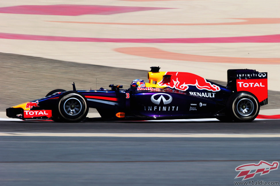 Daniel Ricciardo sale a pista con el RB10