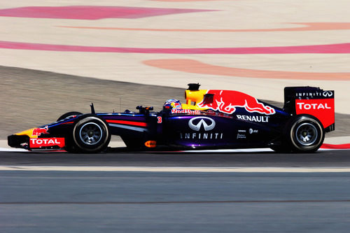 Daniel Ricciardo sale a pista con el RB10