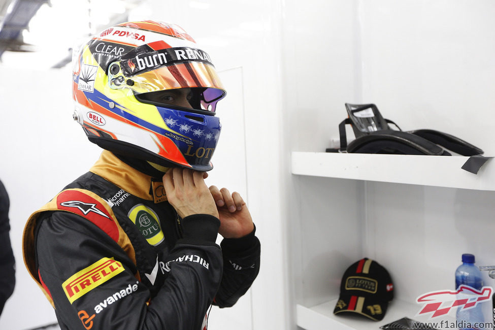 Maldonado ajustándose el casco