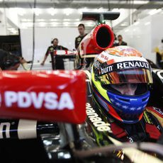 Maldonado en el box antes de salir a pista