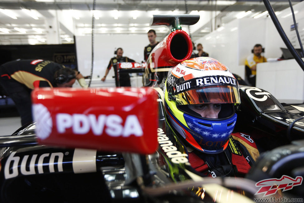 Maldonado en el box antes de salir a pista