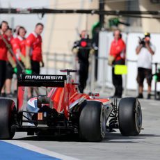 El Marussia MR02 vuelve a boxes