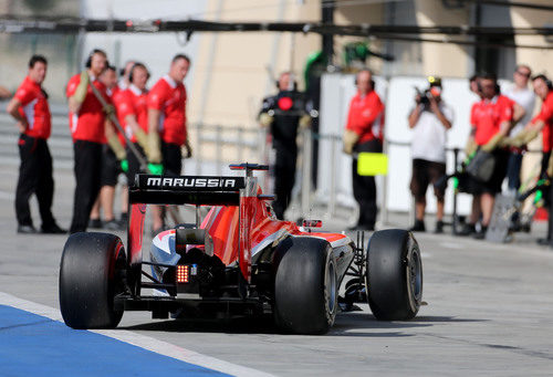 El Marussia MR02 vuelve a boxes