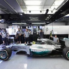 El Mercedes W05 listo para salir a la pista de Sakhir