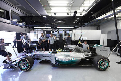 El Mercedes W05 listo para salir a la pista de Sakhir