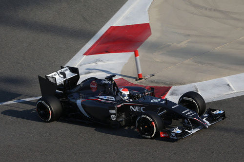 Adrian Sutil afronta el vértice de una nueva curva