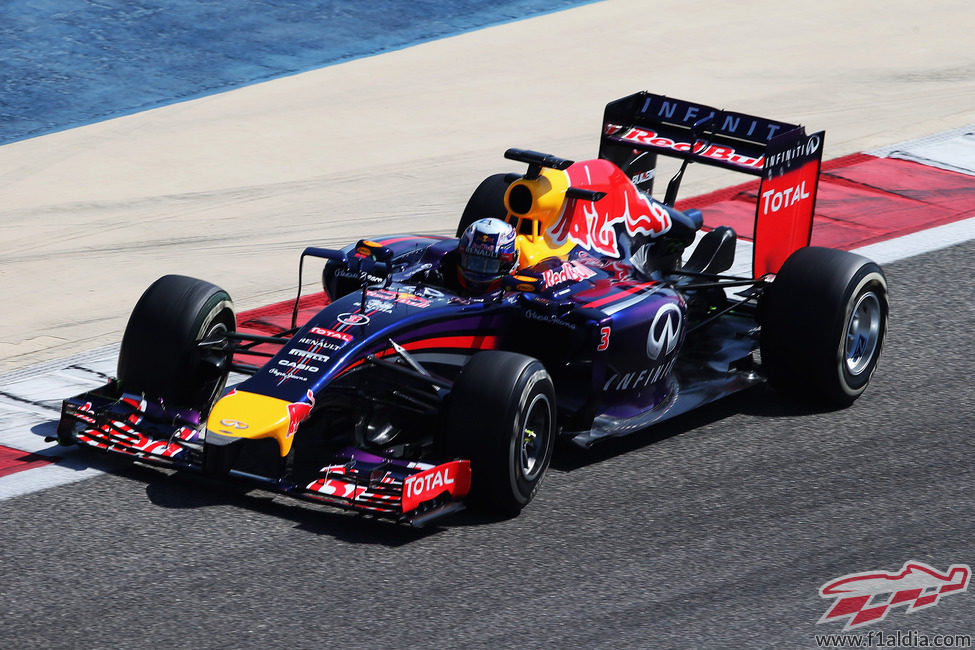 Daniel Ricciardo maneja el RB9