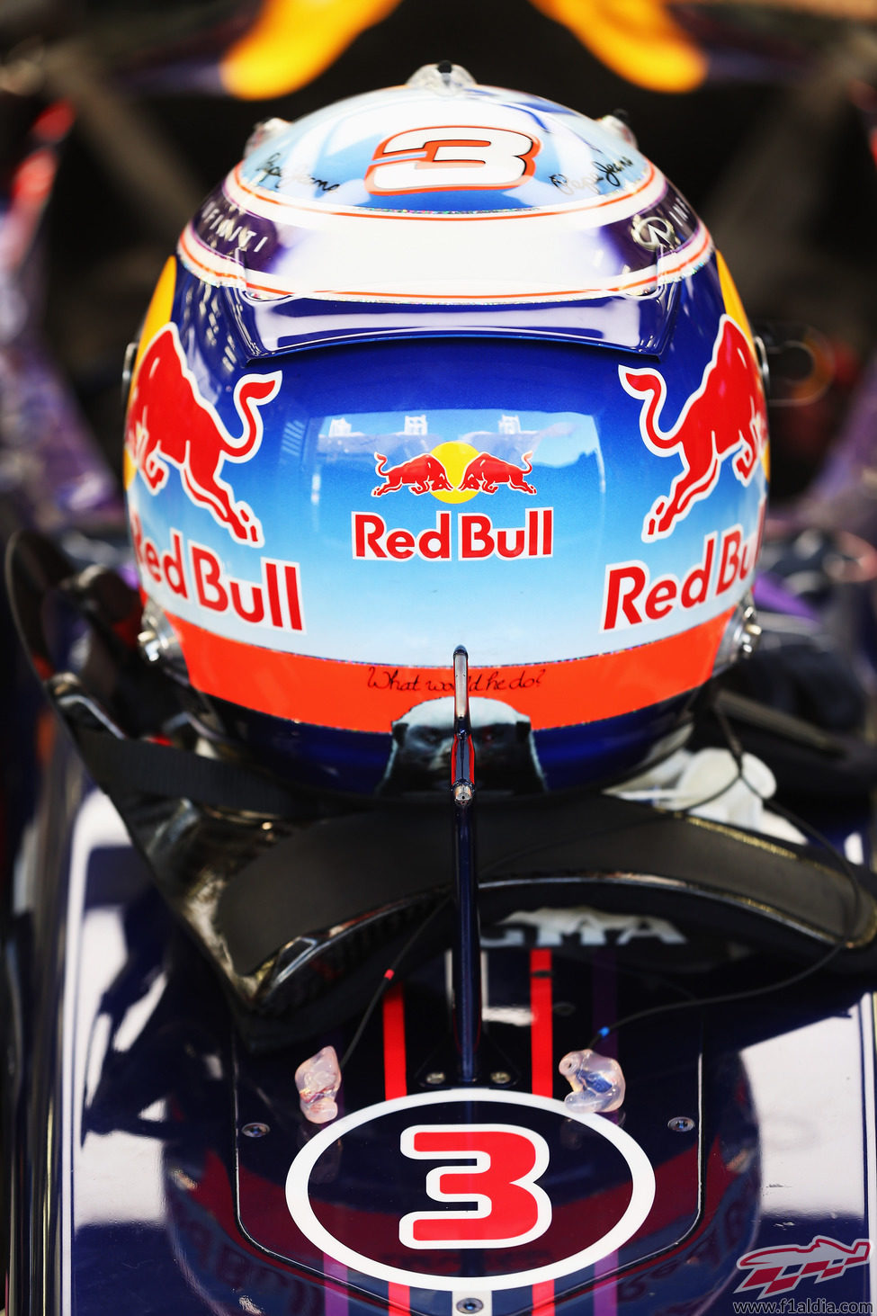 Casco de Daniel Ricciardo sobre el RB10