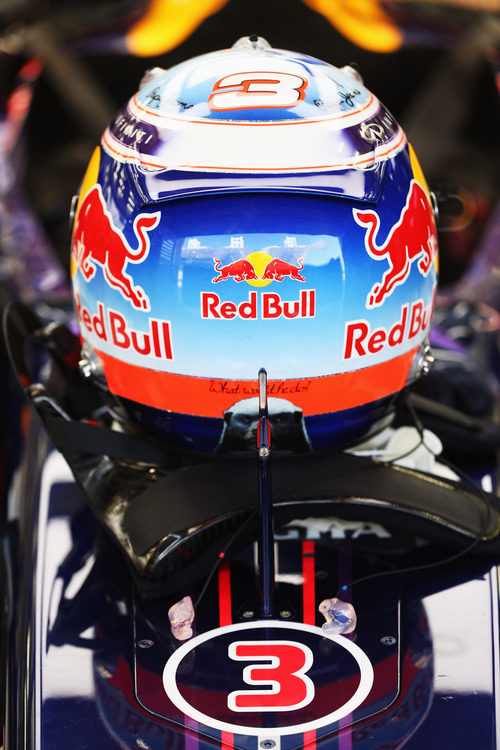 Casco de Daniel Ricciardo sobre el RB10