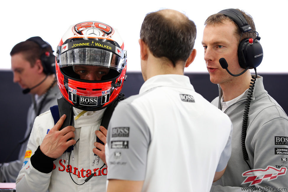 Kevin Magnussen sigue con el casco puesto