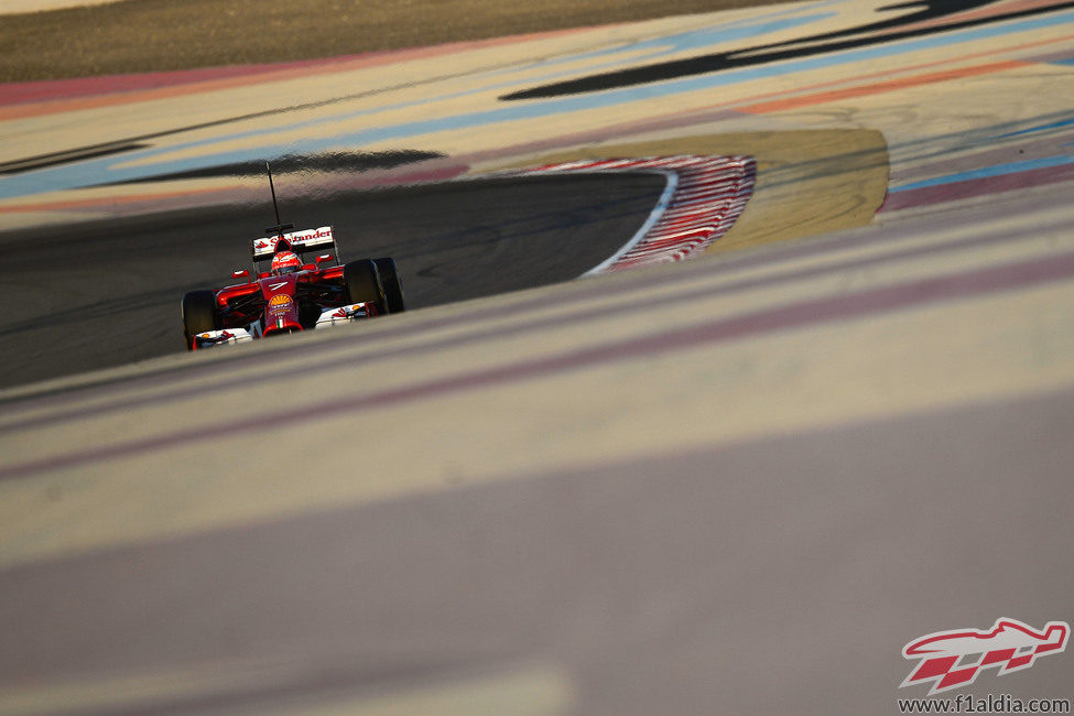 Kimi Räikkönen pilota el Ferrari F14T en Baréin