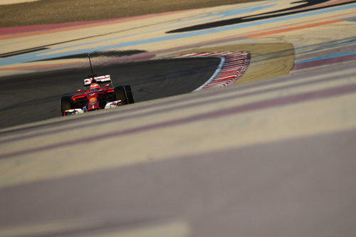 Kimi Räikkönen pilota el Ferrari F14T en Baréin