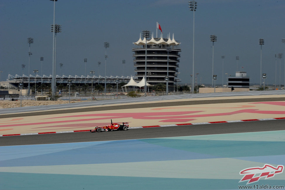 El Ferrari de Kimi Räikkönen durante el cuarto día de test en Baréin