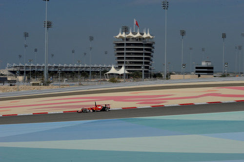 El Ferrari de Kimi Räikkönen durante el cuarto día de test en Baréin