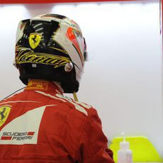 Kimi Räikkönen se ajusta el casco en el garaje de Ferrari