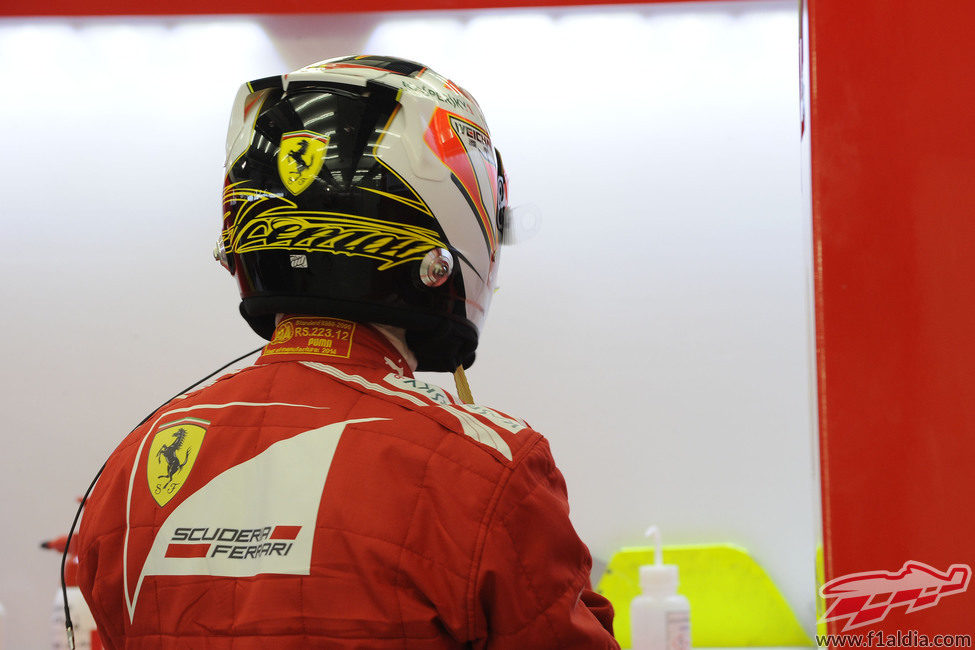 Kimi Räikkönen se ajusta el casco en el garaje de Ferrari