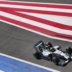 Lewis Hamilton en la calle de boxes del circuito de Sakhir