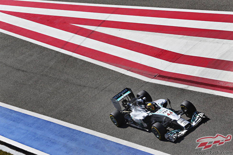 Lewis Hamilton en la calle de boxes del circuito de Sakhir