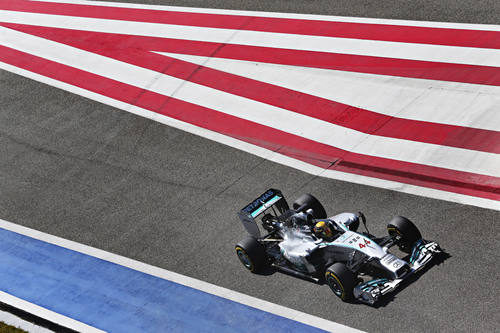Lewis Hamilton en la calle de boxes del circuito de Sakhir