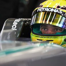 Lewis Hamilton listo para salir con el Mercedes W05
