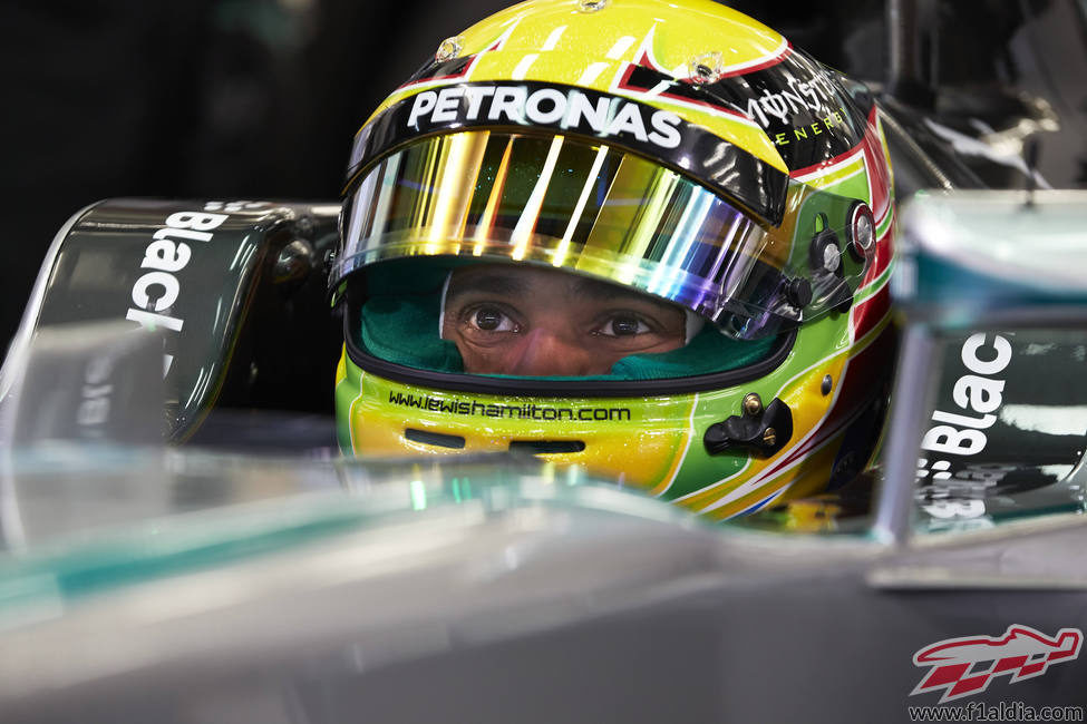 Lewis Hamilton listo para salir con el Mercedes W05