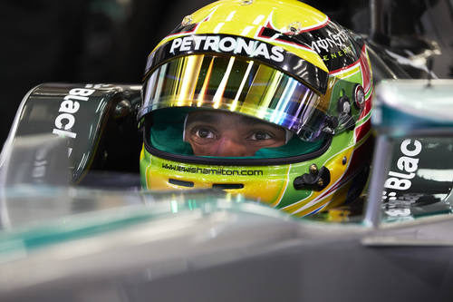 Lewis Hamilton listo para salir con el Mercedes W05