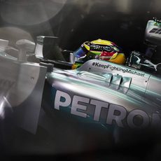 Lewis Hamilton sentado en su Mercedes W05