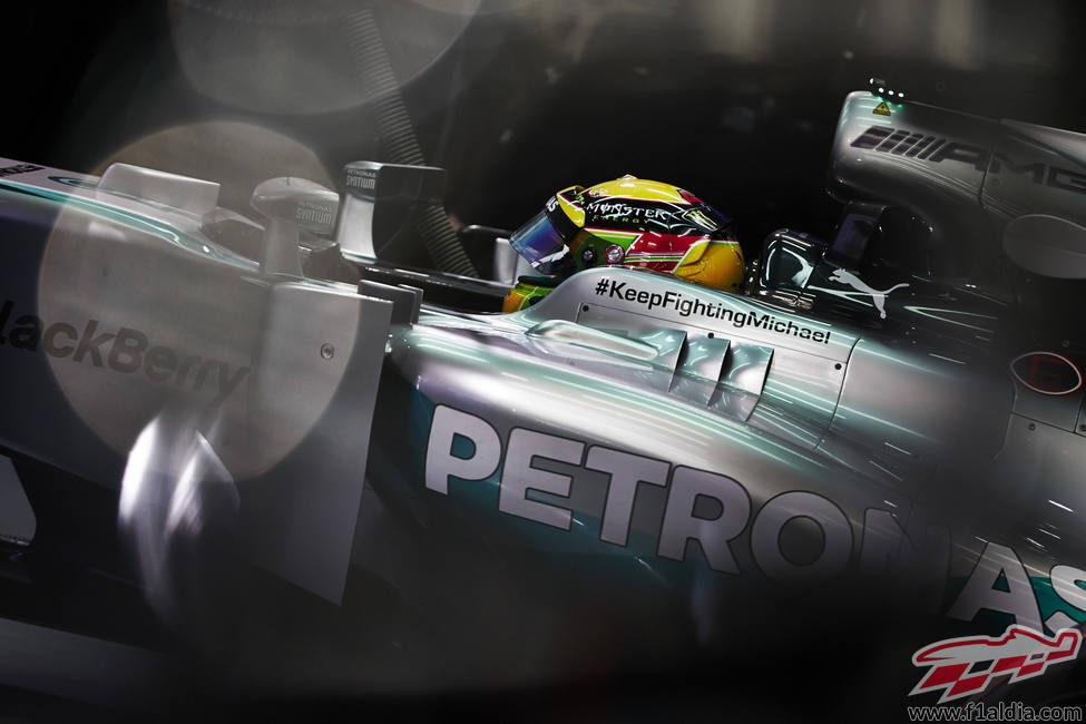 Lewis Hamilton sentado en su Mercedes W05