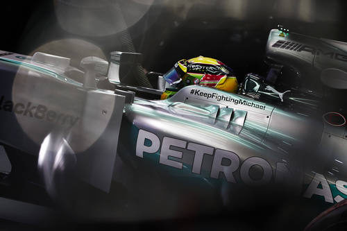 Lewis Hamilton sentado en su Mercedes W05
