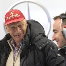Niki Lauda y Paddy Lowe sonríen en el garaje de Mercedes