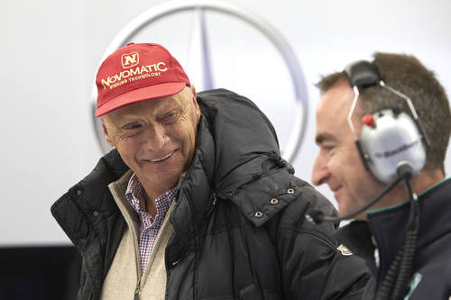 Niki Lauda y Paddy Lowe sonríen en el garaje de Mercedes