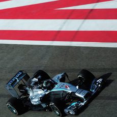 Nico Rosberg pasa por el pit-lane de Sakhir