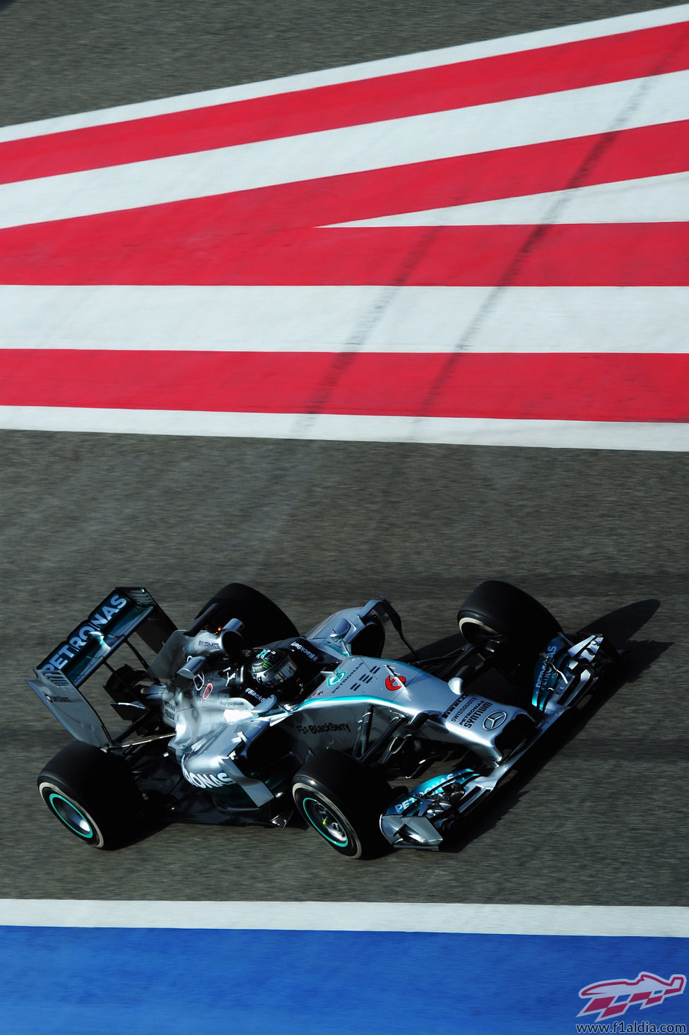 Nico Rosberg pasa por el pit-lane de Sakhir