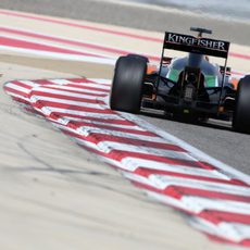 Sergio Pérez avanza en la pista desértica de Sakhir