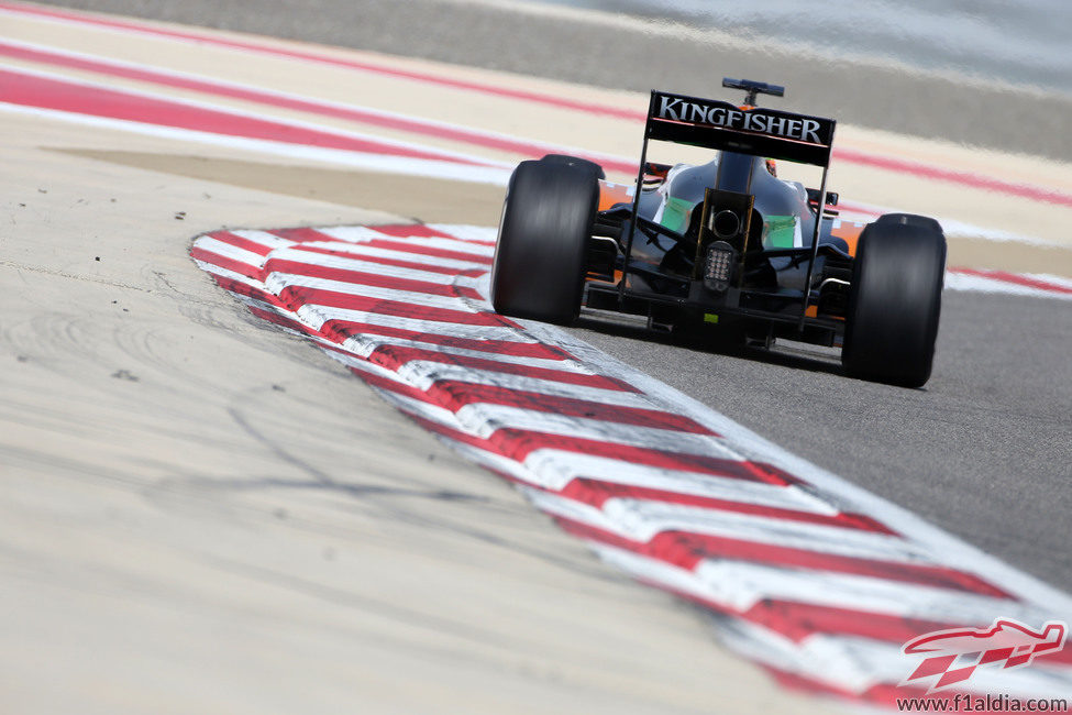 Sergio Pérez avanza en la pista desértica de Sakhir