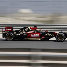 El E22 de Pastor Maldonado rueda en Sakhir