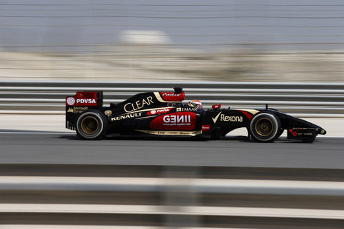 El E22 de Pastor Maldonado rueda en Sakhir