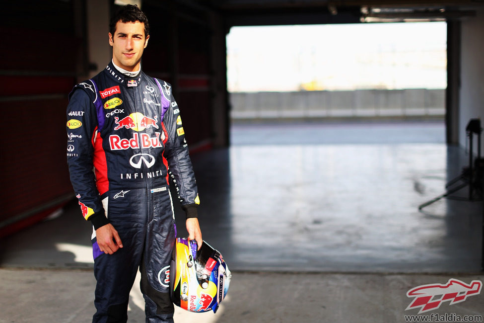 Daniel Ricciardo posa en Sakhir