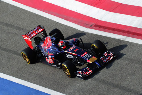 Daniil Kvyat entrando en el pitlane del Circuito de Baréin