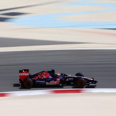 Daniil Kvyat pasa a toda velocidad por una de las curvas del Circuito de Baréin